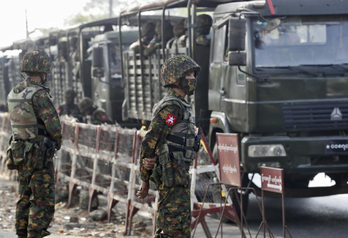 Soldaten und gepanzerte Fahrzeuge sind vor dem Central in Myanmar stationiert. Foto: epa/Lynn Bo Bo