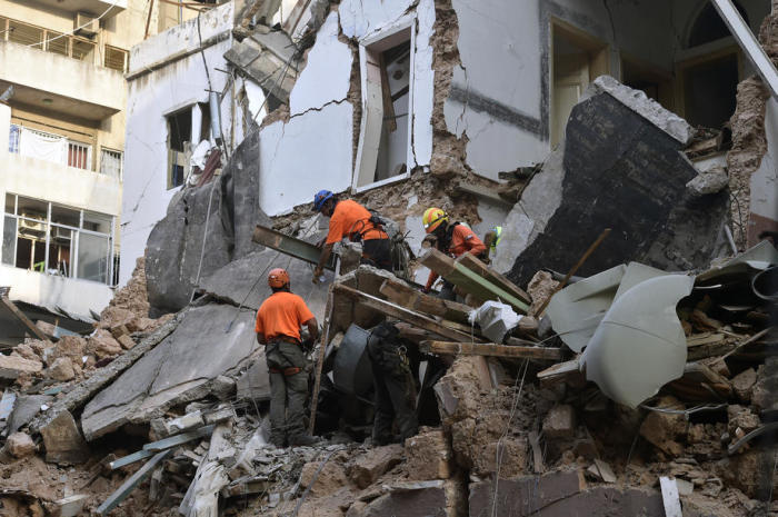 Rettungskräfte suchen unter den Trümmern nach einem Überlebenden. Foto: epa/Juri Kotschetkow