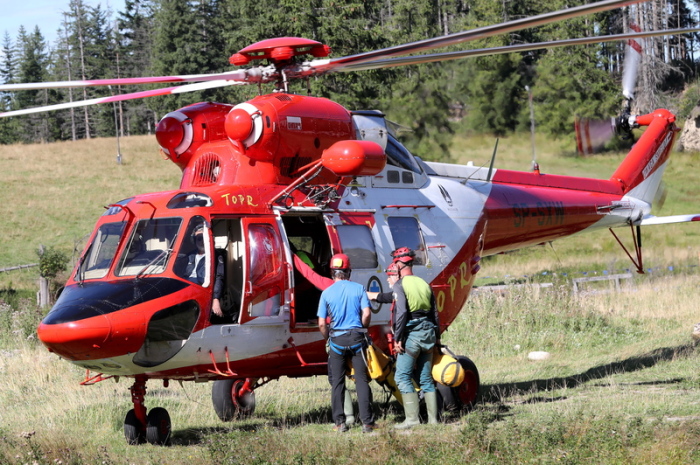 Die Rettungskräfte der Tatra Bergwacht steigen aus einem Hubschrauber aus. Foto: Grzegorz Momot/Pap/dpa