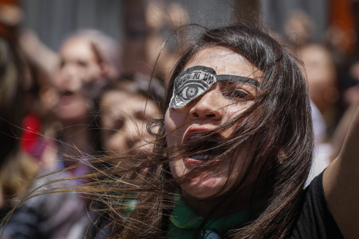 «Ni una menos» (Nicht eine weniger) steht auf dem Augenpflaster einer Demonstrantin bei einem Protest gegen die Gewalt gegen Frauen. Foto: Sebastian Beltran Gaete/Agencia Uno/dpa 