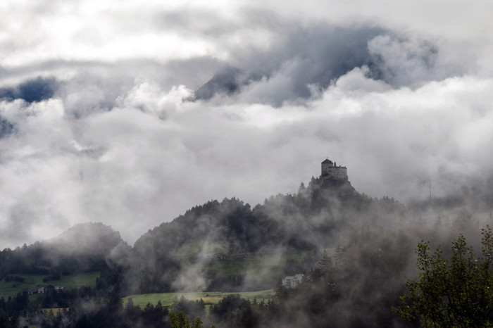 Morgennebel umgibt das Kastell von Tarasp in Scuol-Tarasp im Unterengadin. Foto: epa/Arno Balzarini