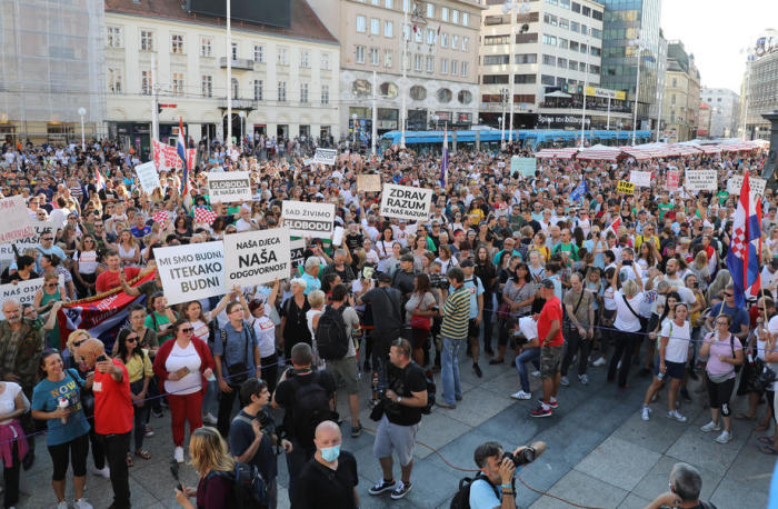 Während eines so genannten Freiheitsfestivals in Zagreb nehmen die Menschen an einem Protest gegen Maßnahmen teil, die zur Bekämpfung der Ausbreitung des Coronavirus ergriffen wurden. Foto: epa/Stringer