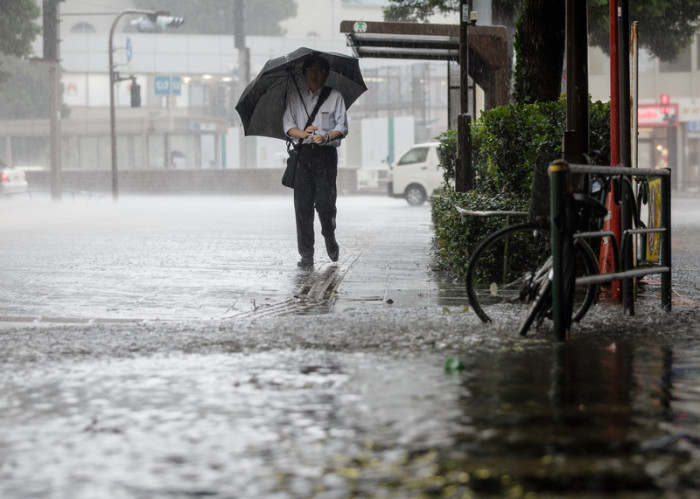 Unwetter auch in Japan. Foto: epa/Christopher Jue
