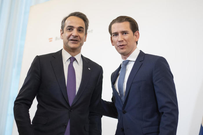 Bundeskanzler Sebastian Kurz (R) und der griechische Ministerpräsident Kyriakos Mitsotakis (L) nehmen nach einem Treffen im Kanzleramt in Wien an einer Pressekonferenz teil. Foto: epa/Christian Bruna