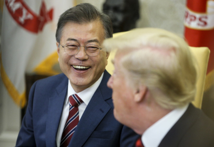 US-Präsident Donald J. Trump (r.) und der südkoreanische Präsident Moon Jae-in (l.). Archivbild: epa/Oliver Contreras