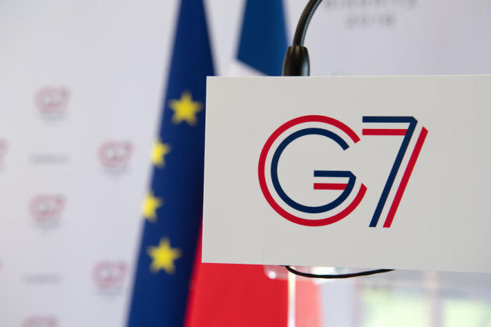 Im Pressesaal ist das G7-Logo zu sehen. Archivfoto: epa/CAROLINE BLUMBERG