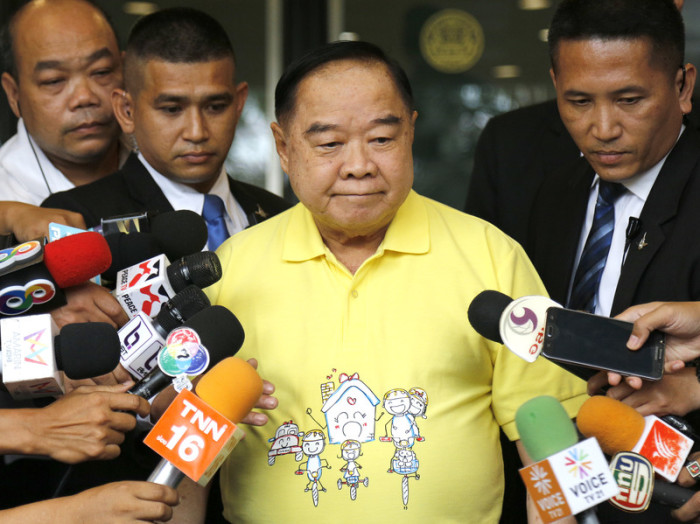 Thailands Vizepremier Prawit Wongsuwon (M.) weist Comeback-Gerüchte von Surachate gegenüber Reportern entschieden zurück. Foto: epa/Narong Sangnak