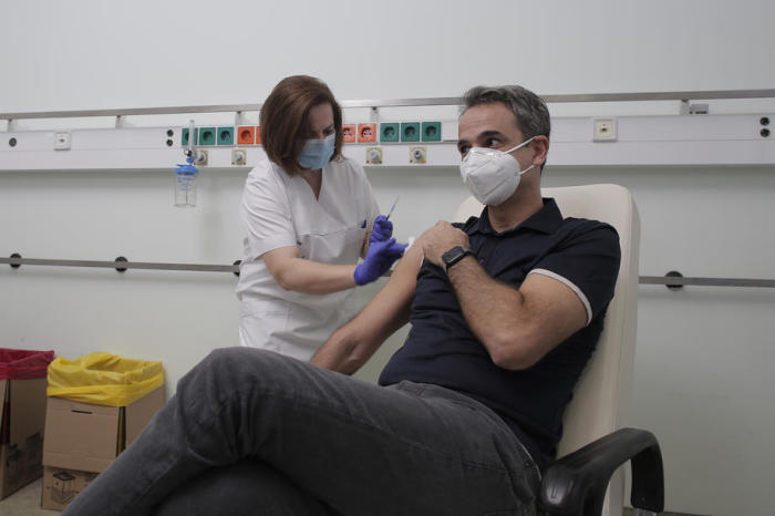 Griechenlands Premierminister Kyriakos Mitsotakis erhält die erste Dosis des Impfstoffs von Pfizer-BioNTech gegen das COVID-19-Virus. Foto: epa/Kostas Tsironis