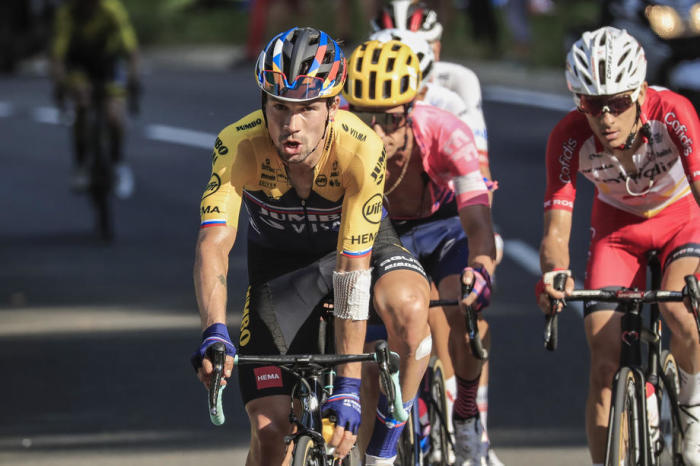 Primoz Roglic (C), slowenischer Fahrer des Teams Jumbo-Visma, im Einsatz bei der achten Etappe der Tour de France. Foto: epa/Christophe Petit Tesson