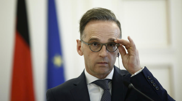 Der deutsche Außenminister Heiko Maas richtet seine Brille. Foto: epa/Yannis Kolesidis