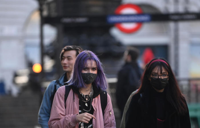 In London tragen Menschen Masken. Foto: epa/Neil Hall