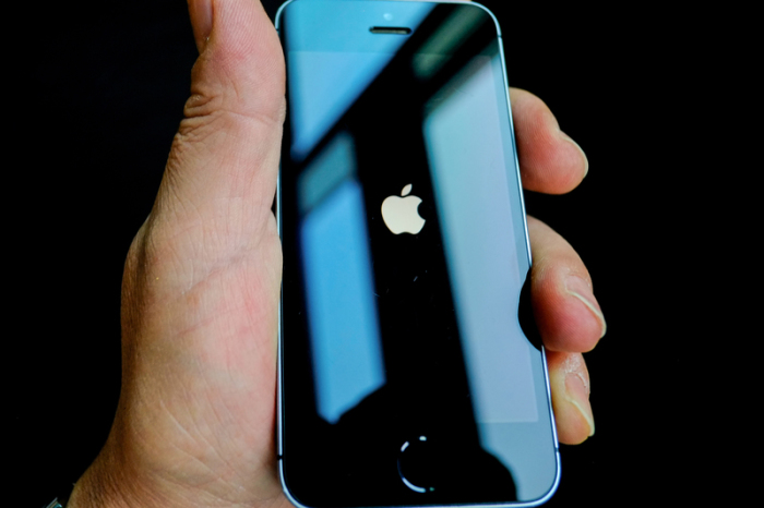 Das Apple-Logo erscheint beim Starten eines iPhone SE auf dem Monitor. Die E-Mail-App auf Apples iPhones und iPad-Tablets hat zwei Sicherheitslücken, die demnächst mit einer Aktualisierung des Betriebssystems geschloss... Foto: Stefan Jaitner/dpa