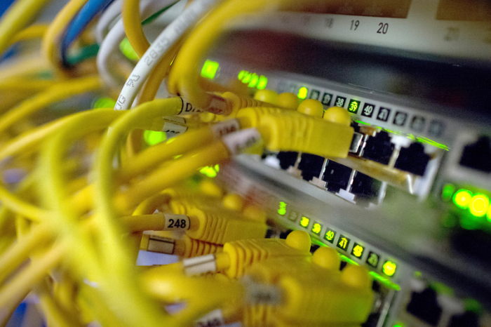 Zahlreiche Netzwerkkabel stecken in Routern in einem Serverraum im Zentrum für IT-Sicherheit. Foto: Matthias Balk/Dpa