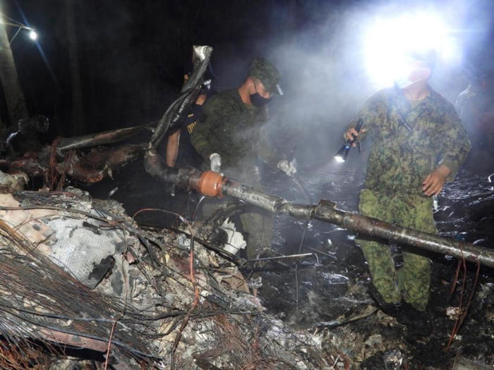Abgestürztes Militärflugzeug auf den Philippinen. Foto: epa/Joint Task Force Sulu-armed Forc