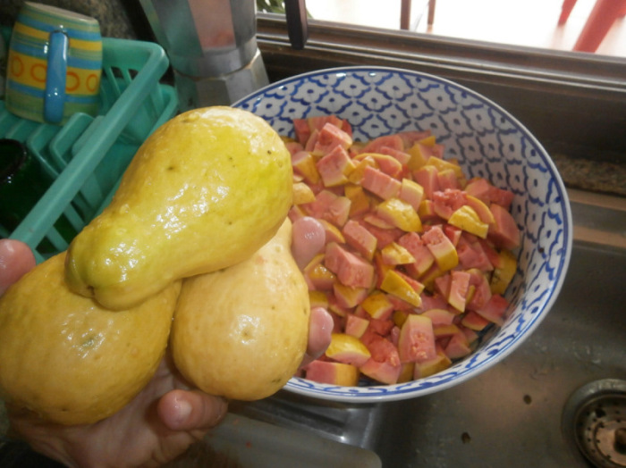 Köstlich schmeckt die Konfitüre aus den birnförmigen Guaven, die außen gelb und innen rot sind. Fotos: Hf