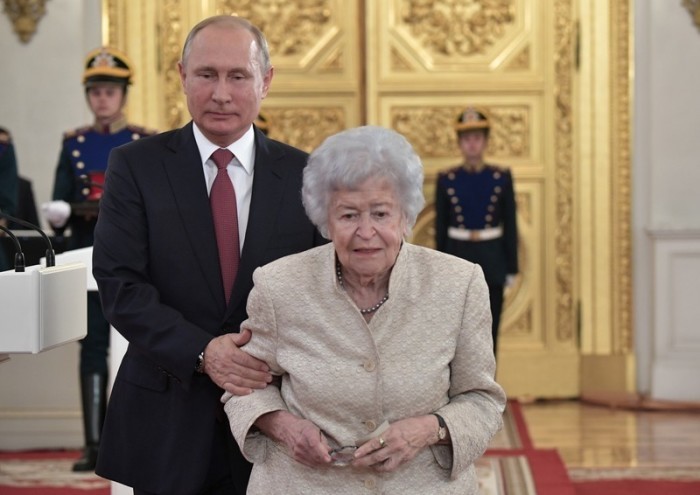 Russlands Präsident Wladimir Putin (L) und die Präsidentin des Staatlichen Puschkin-Museums der Schönen Künste Irina Antonowa (R) . Foto: epa/Alexei Nikolski