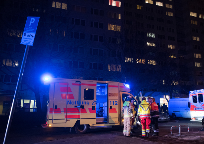 18.02.2018, Berlin: Ein Einsatzfahrzeug eines Rettungsdienstes steht mit eingeschaltetem Blaulicht an einem Hochhaus an der Landsberger Allee. Foto: dpa/Paul Zinken