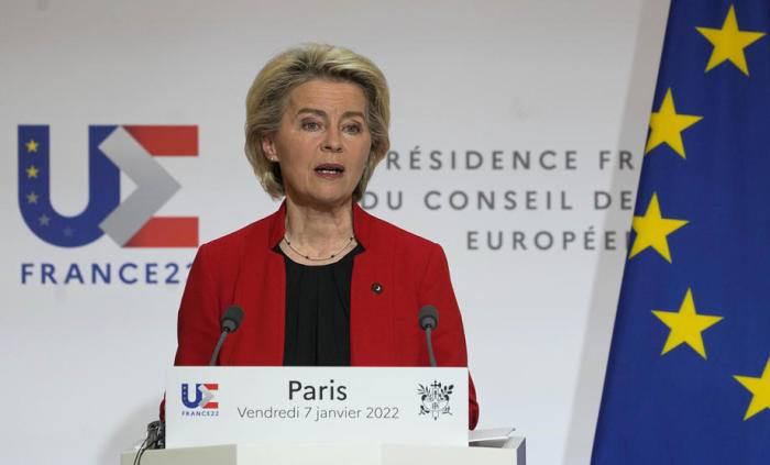 Die Präsidentin der Europäischen Kommission Ursula von der Leyen spricht während einer gemeinsamen Pressekonferenz mit dem französischen Präsidenten Macron nach einem Treffen im Elysee-Palast in Paris. Foto: epa/Michel Euler
