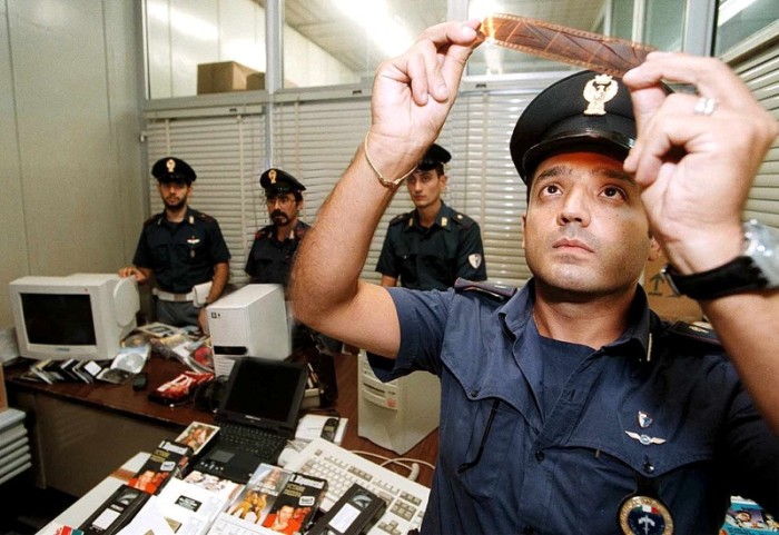 Italienische Polizisten überprüfen CDs und DVDs nach Kinderpornographie. Archivfoto: epa/Ciro_Fusco