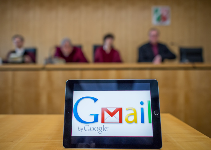 Ein iPad mit dem Logo des Google-Dienstes Gmail steht auf einem Tisch beim Oberverwaltungsgericht in Münster. Foto: Guido Kirchner/Dpa