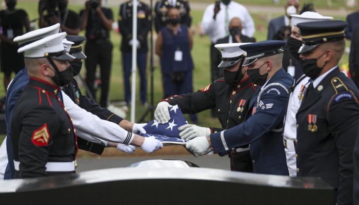 Die Ehrengarde faltet die US-Flagge während des Trauergottesdienstes auf dem Southview-Friedhof für den Bürgerrechtler und demokratischen Repräsentanten aus Georgia John Lewis. Foto: epa/Alyssa Pointer