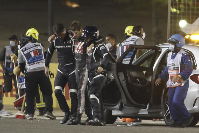 Romain Grosjean vom französischen Formel-1-Piloten Haas F1 Team (3-L) wird beim Start des Formel-1-Grand of Bahrain von der Unfallstelle eskortiert. Foto: epa/Hamad I Mohamed