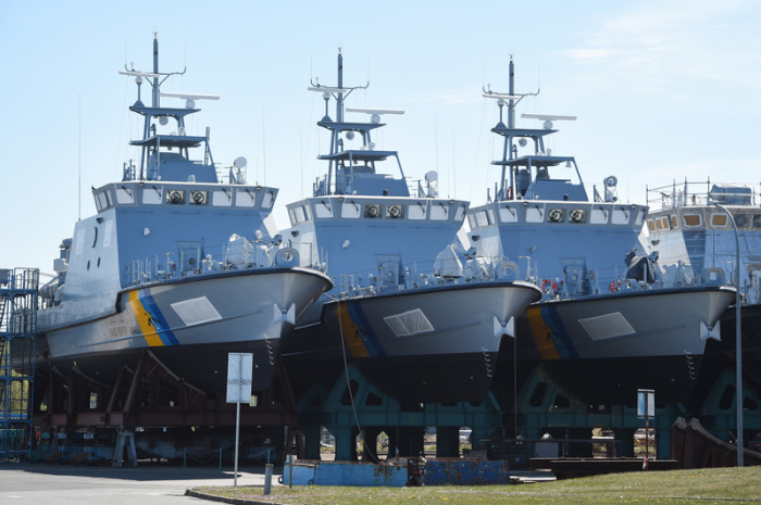 Patrouillenboote, die eigentlich für Saudi-Arabien bestimmt sind, liegen auf dem Werftgelände der zur Lürssen-Werftengruppe gehörenden Peene-Werft. Foto: Stefan Sauer/Dpa
