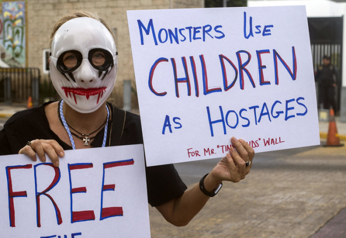 Anti-Trump-Demonstrantin vor der US-Botschaft in Merida, Mexiko. Foto: epa/Cuauhtemoc Moreno
