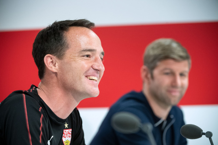 Trainer Nico Willig (l) und Sportvorstand Thomas Hitzlsperger nehmen an der Pressekonferenz teil. Foto: Marijan Murat/Dpa