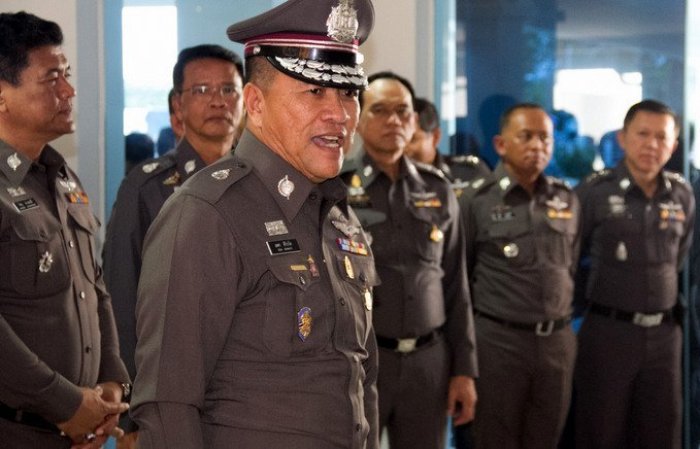 Im Oktober 2015 stellte sich der neue Polizeichef der Region 8, Generalleutnant Thesa Siriwato, bei seinen Truppen vor. Jetzt ist der mächtige Kommandierende seines Postens enthoben worden und die Auswirkungen scheinen spürbar.