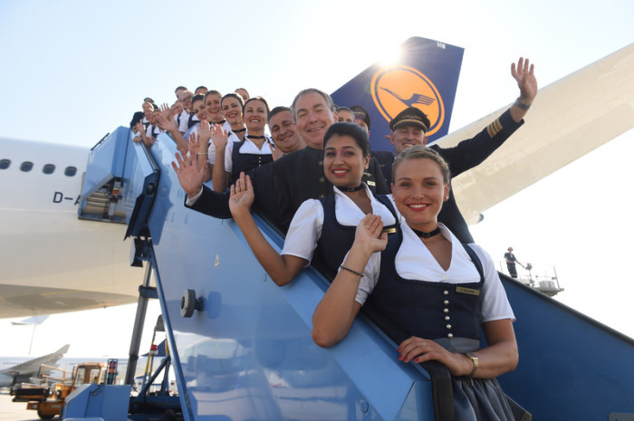 Auch in diesem Jahr tragen zum Start des Oktoberfestes Flugbegleiter der Lufthansa Dirndl und Lederhosen, wie auf dieser Aufnahme aus dem Jahr 2016. Foto: epa/Armando Babani