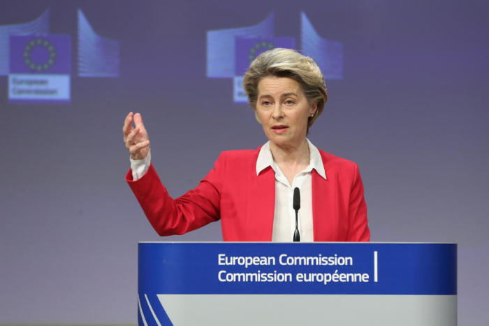 Kommissionspräsidentin Ursula Von der Leyen bei einer Pressekonferenz zur EU-Impfstrategie in Brüssel. Foto: epa/Francois Walschaerts