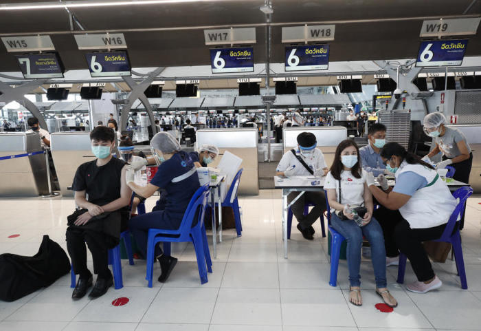 Impfstation im Terminal des internationalen Flughafens Suvarnabhumi in Bangkok. Foto: epa/Rungroj Yongrit