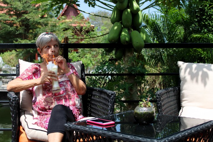 Im kalten Winter zu Hause konnte sich Christa durch ihr Rheuma oft kaum bewegen. Und in Thailand? „Es ist alles weg! Ich bin topfit“, freut sich die 74-Jährige. Foto: Jule Sommer/Zdf
