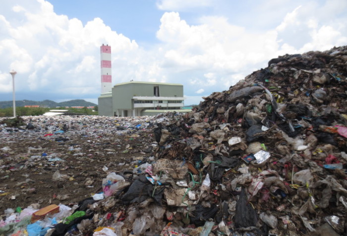 Die Müllberge auf der außer Kontrolle geratenen Deponie bei Hua Thanon sind so weit gewachsen, dass benachbarte Straßen und Grundstücke als Ersatzflächen zweckentfremdet wurden.