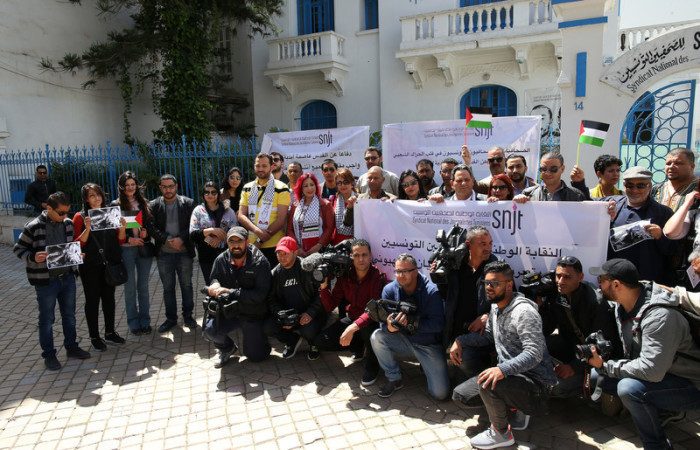 Tunesische Journalisten versammeln sich aus Protest gegen die Ermordung des palästinensischen Journalisten Jassir Murtaja vor dem Sitz der Nationalen Union der tunesischen Journalisten (SNJT) in Tunis.Foto: epa/Mohamed Messara