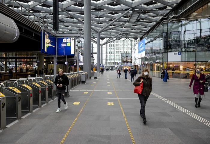 In den Niederlanden nur notwendige Reisen mit öffentlichen Verkehrsmitteln. Foto: epa/Robin Van Lonkhuijsen