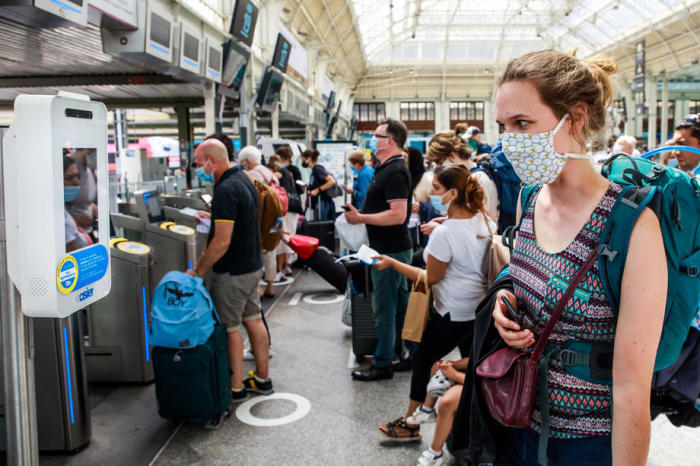 Ein Fahrgast (R) trägt eine Gesichtsmaske, während er vor einer Körpertemperatur-Messkamera steht, die auf einem Bahnsteig am Bahnhof Gare de Lyon in Paris aufgestellt ist. Foto: epa/Christophe Petit Tesson