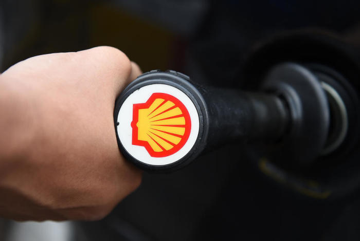 Ein Verbraucher füllt seinen Tank an einer Shell-Tankstelle in London. Foto: epa/Andy Rain