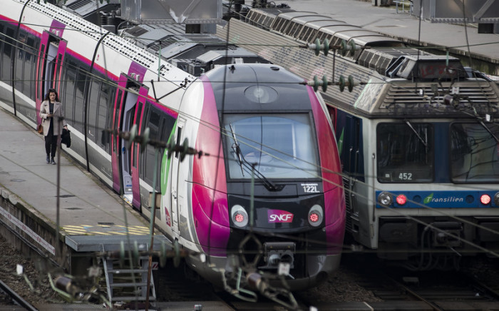 Züge der SNCF im Bahnhof Paris Gare Saint-Lazare. Foto: epa/Ian Langsdon