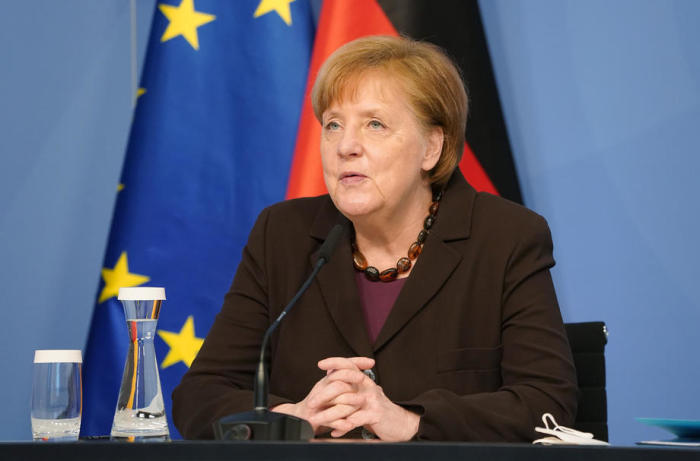 Merkel erhält den Forschungs- und Innovationsbericht 2021. Foto: epa/Sean Gallup / Pool