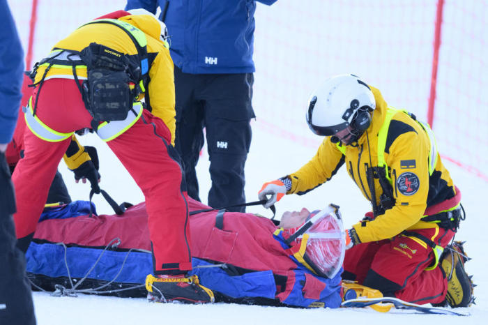 Der deutsche Josef Ferstl wird nach seinem Sturz in Kitzbühel medizinisch versorgt. Foto: epa/Christian Bruna