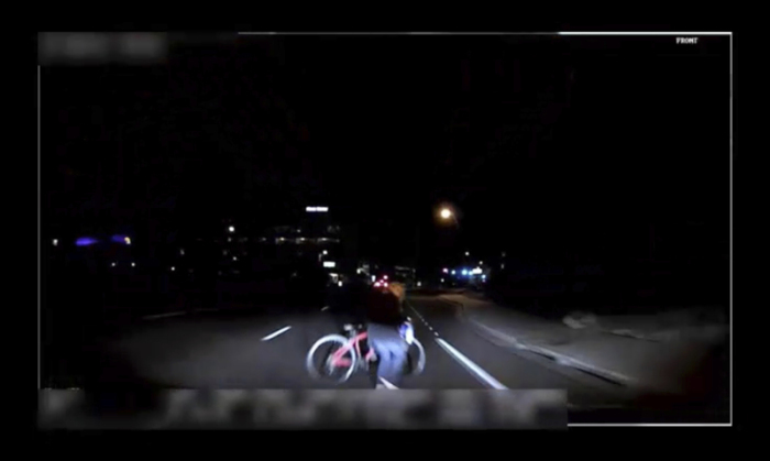 Das von der Polizei Tempe herausgegebene Bild aus einem Video, das eine fest installierte Kamera aufgenommen hat, zeigt den Moment kurz bevor ein selbstfahrendes Auto von Uber eine Frau anfährt. Das Video zeigt wie der Fußgänger kurz vor dem Aufprall aus 