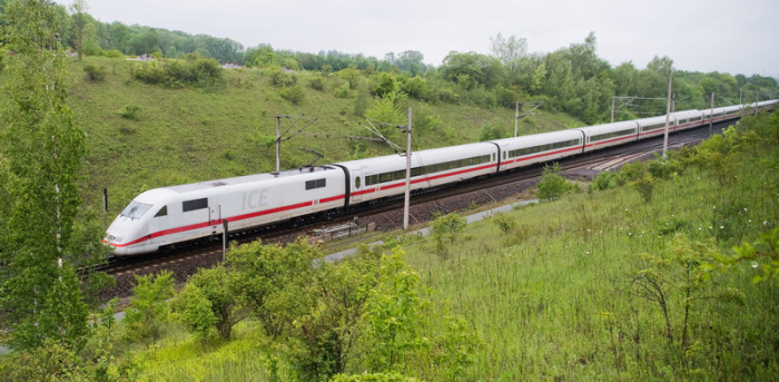 Ein ICE Zug fährt auf der Strecke Hannover - Göttingen im Landkreis Hildesheim. Foto: Julian Stratenschulte/Dpa