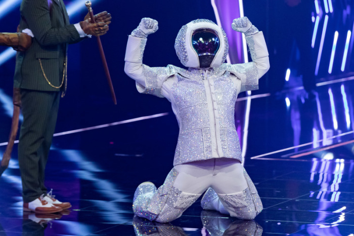 Als «Astronaut» verkleidet jubelt Max Mutzke, der Gewinner der ProSieben-TV-Show «The Masked Singer», auf der Bühne. Foto: Marcel Kusch/Dpa 