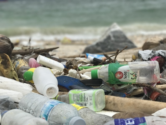 An Wochenenden sammeln die Behörden auf Koh Si Chang in der Provinz Chonburi am Strand bis zu 20 Tonnen Müll ein. Foto: picture alliance / Christoph Sator/dpa