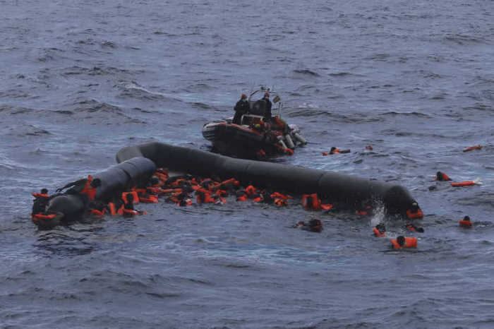 Nach dem Unglück auf dem Mittelmeer hat die Hilfsorganisation versucht, etwa 100 Menschen aus dem Wasser zu bergen. Das Bootsunglück sei in internationalen Gewässern vor Libyen passiert. Foto: Sergi Camara/dpa