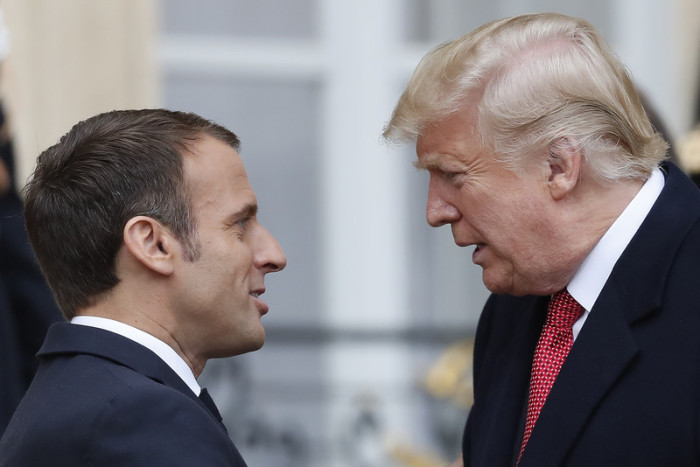 Der französische Präsident Emmanuel Macron (l.) begrüßt US-Präsidenten Donald J. Trump (r.). Foto: epa/Ian Langsdon