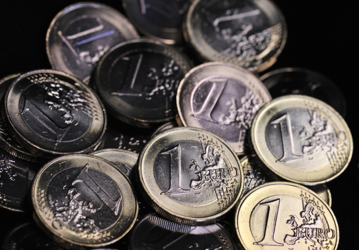 Euromünzen liegen auf einem Tisch. Das Statistische Bundesamt gibt am Donnerstag die Inflationsrate für Dezember und Gesamtjahr 2019 bekannt. Foto: Boris Roessler/Dpa