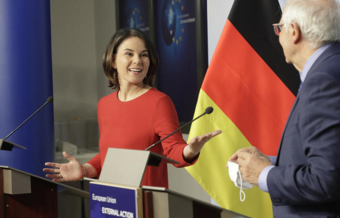 Außenministerin Annalena Baerbock (L) in Brüssel. Foto: epa/Olivier Hoslet